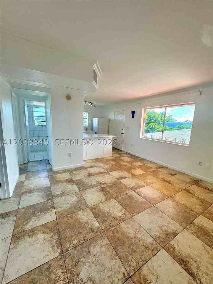 1020 Sw 7th St #9 - Photo 6 of 13