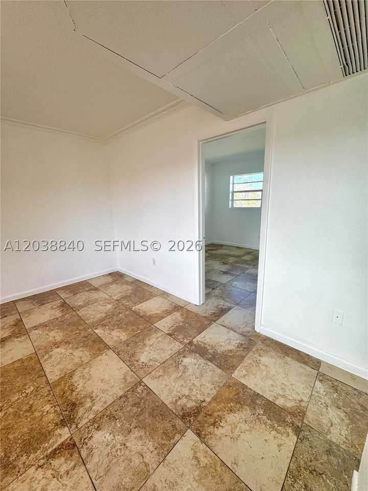 1020 Sw 7th St #9 - Photo 7 of 13