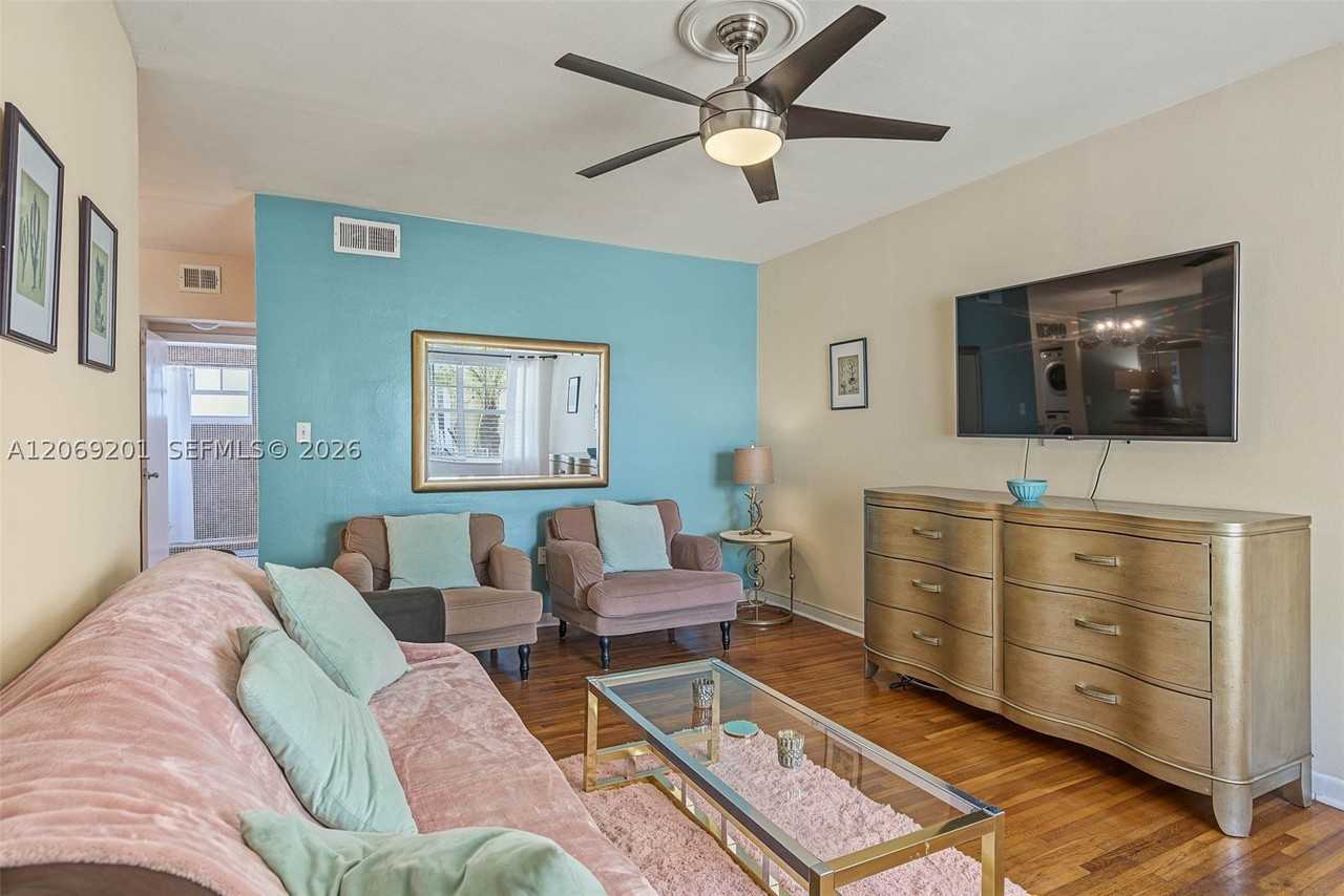915 8th St #102 - Photo 2 of 25