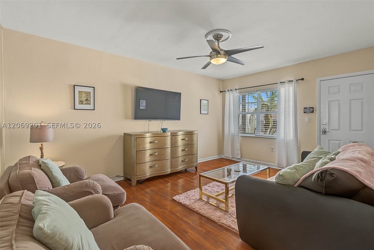 915 8th St #102 - Photo 3 of 25