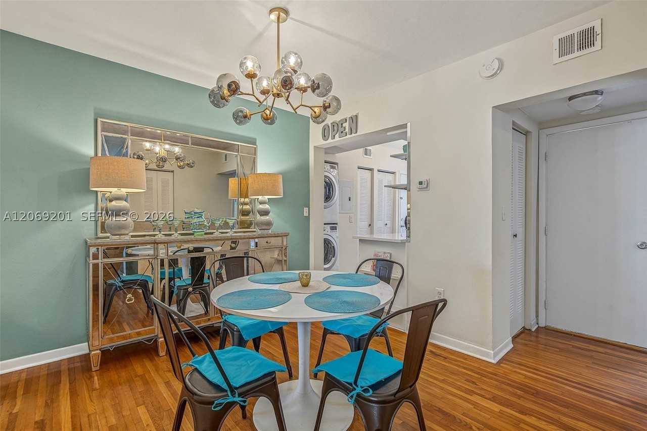 915 8th St #102 - Photo 4 of 25