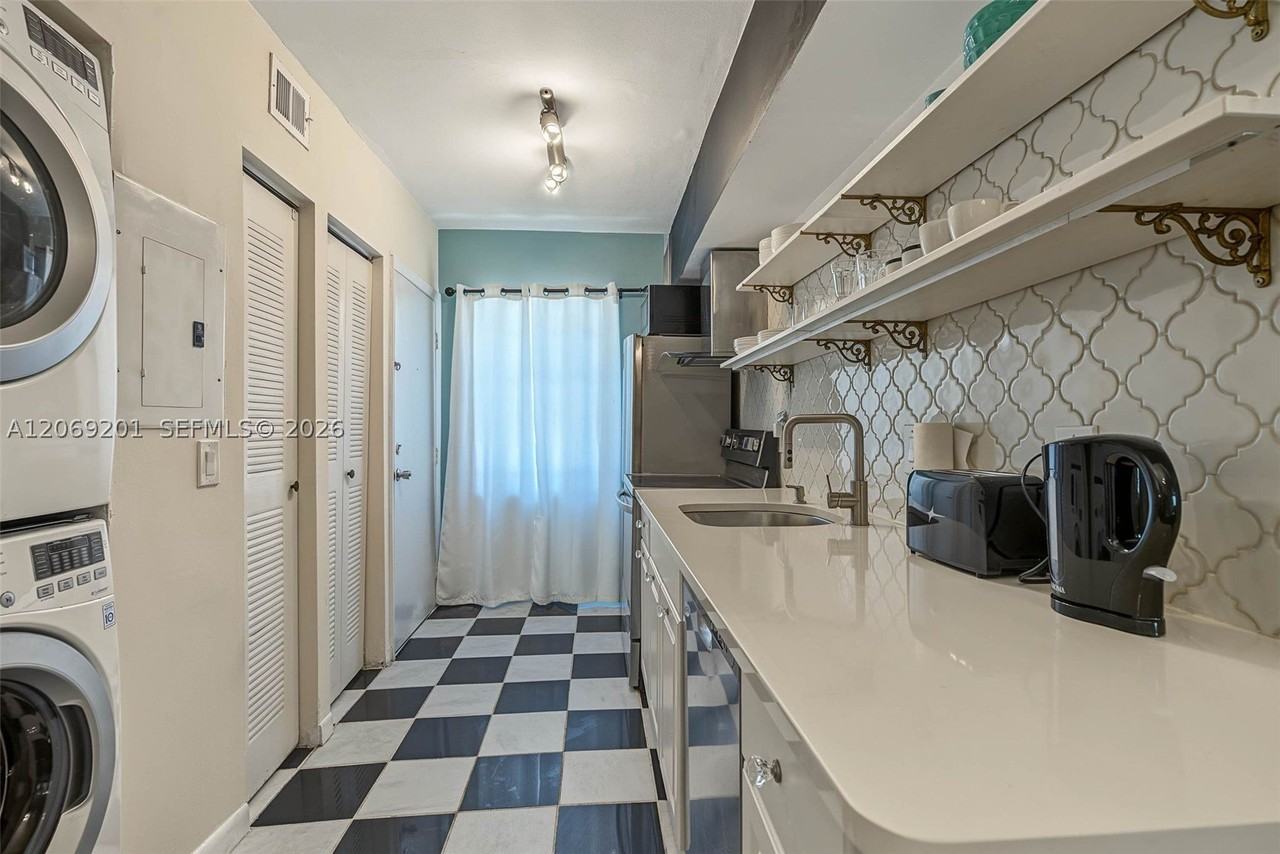 915 8th St #102 - Photo 6 of 25