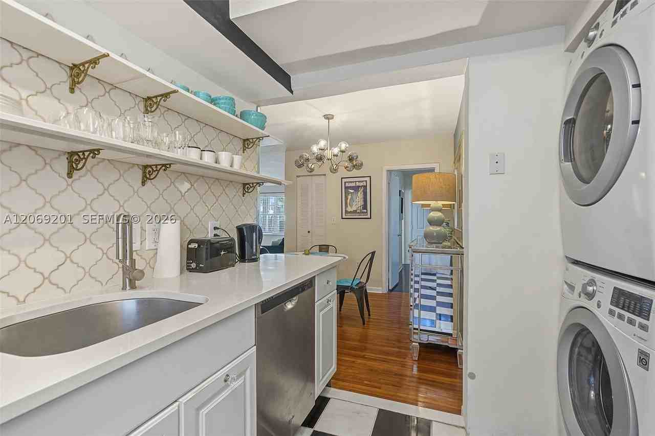 915 8th St #102 - Photo 7 of 25
