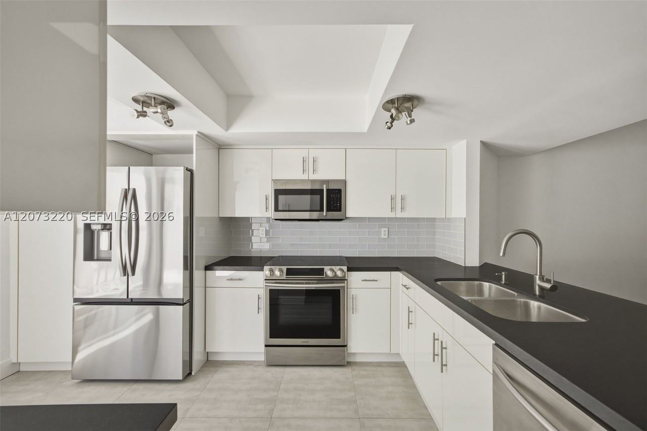 3233 Mary St #4 - Photo 6 of 25