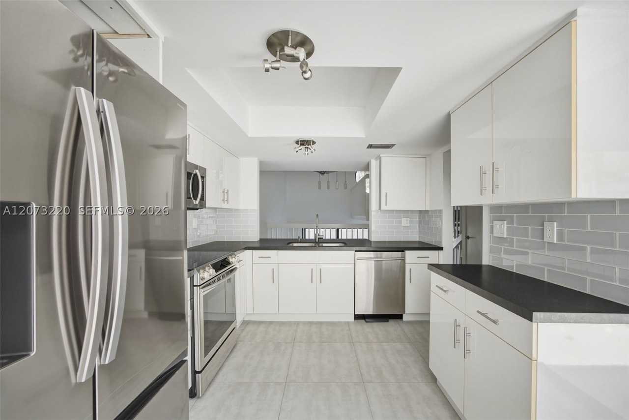 3233 Mary St #4 - Photo 7 of 25