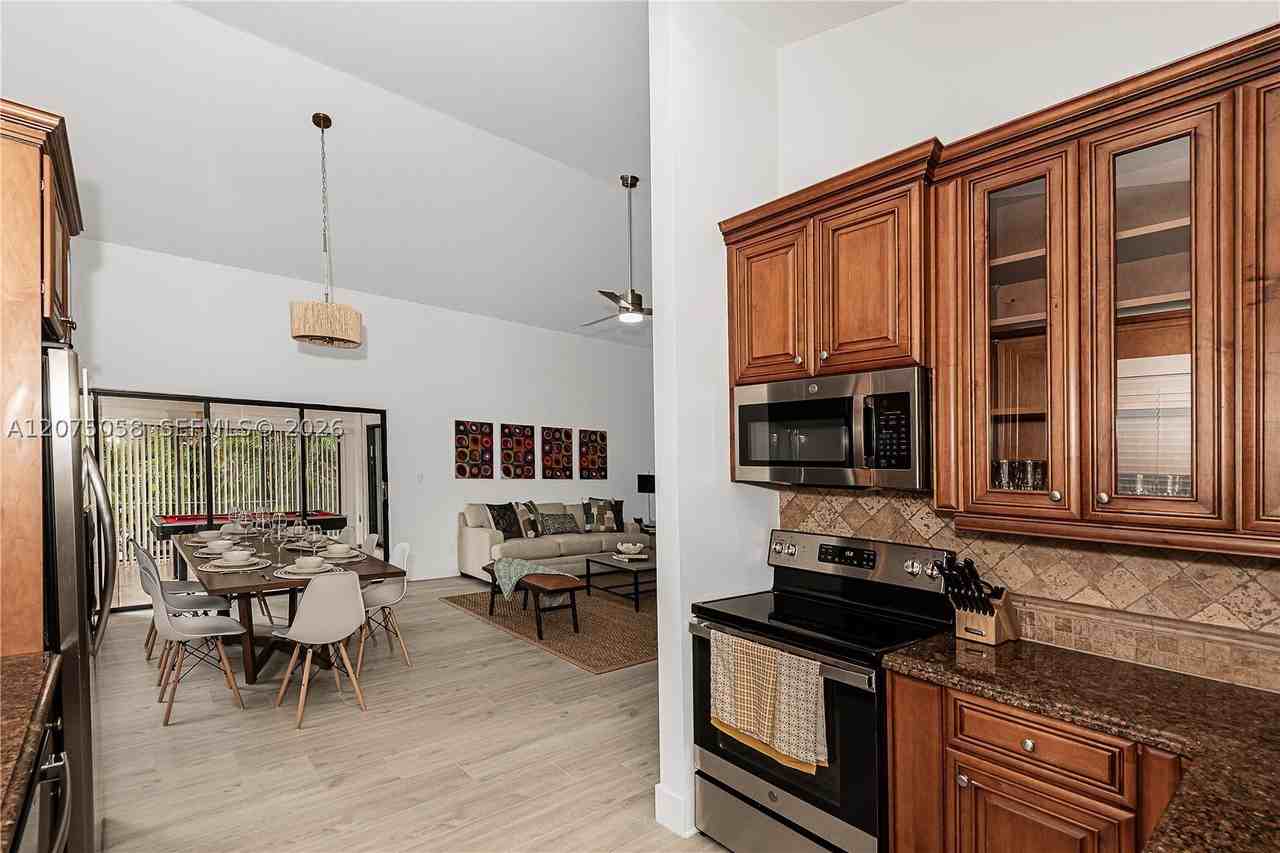 216 Se 9th St - Photo 5 of 25