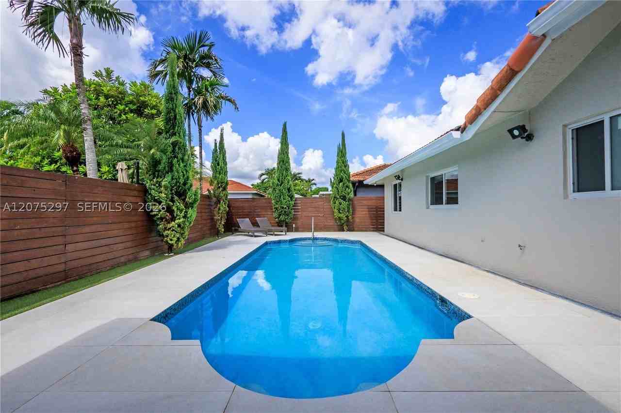 15932 Sw 101st Ter #15932 - Photo 5 of 50