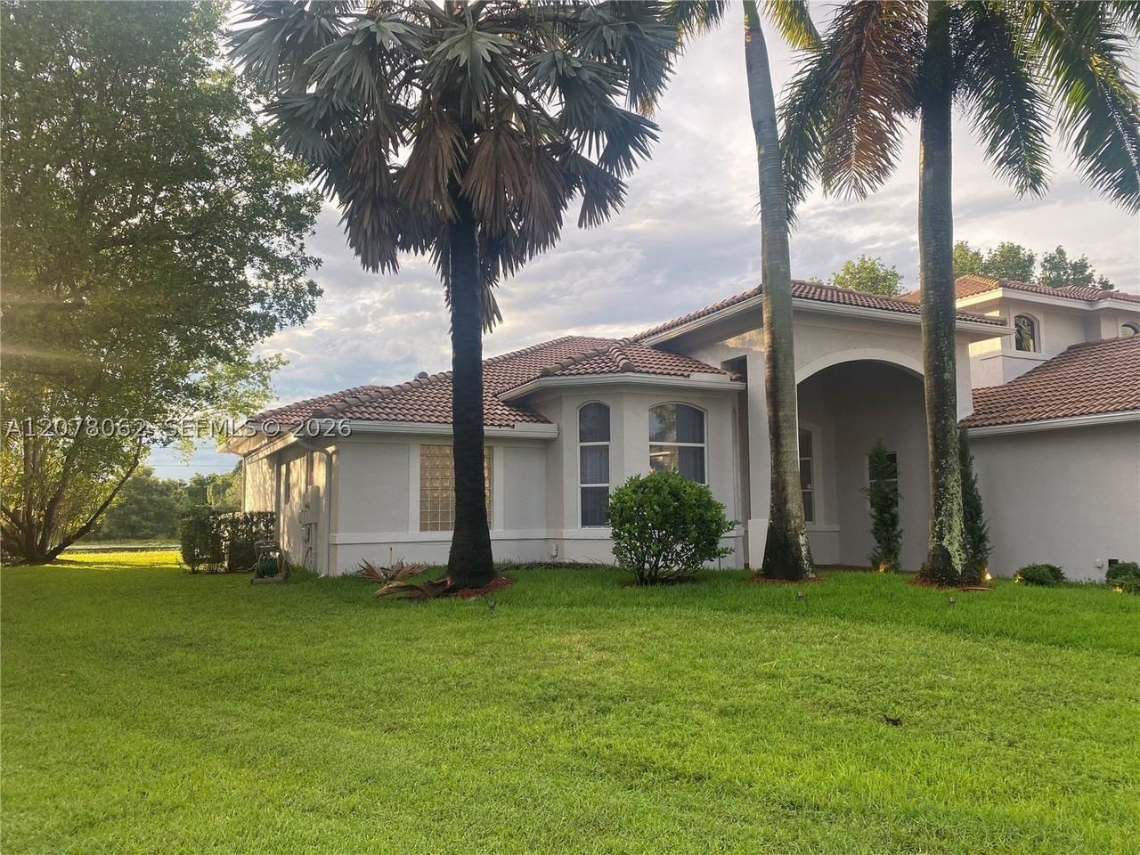 1360 Victoria Isle Dr - Photo 2 of 21