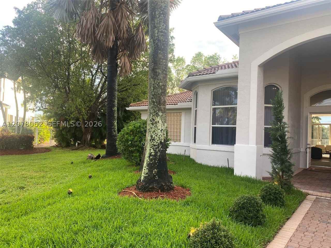 1360 Victoria Isle Dr - Photo 3 of 21