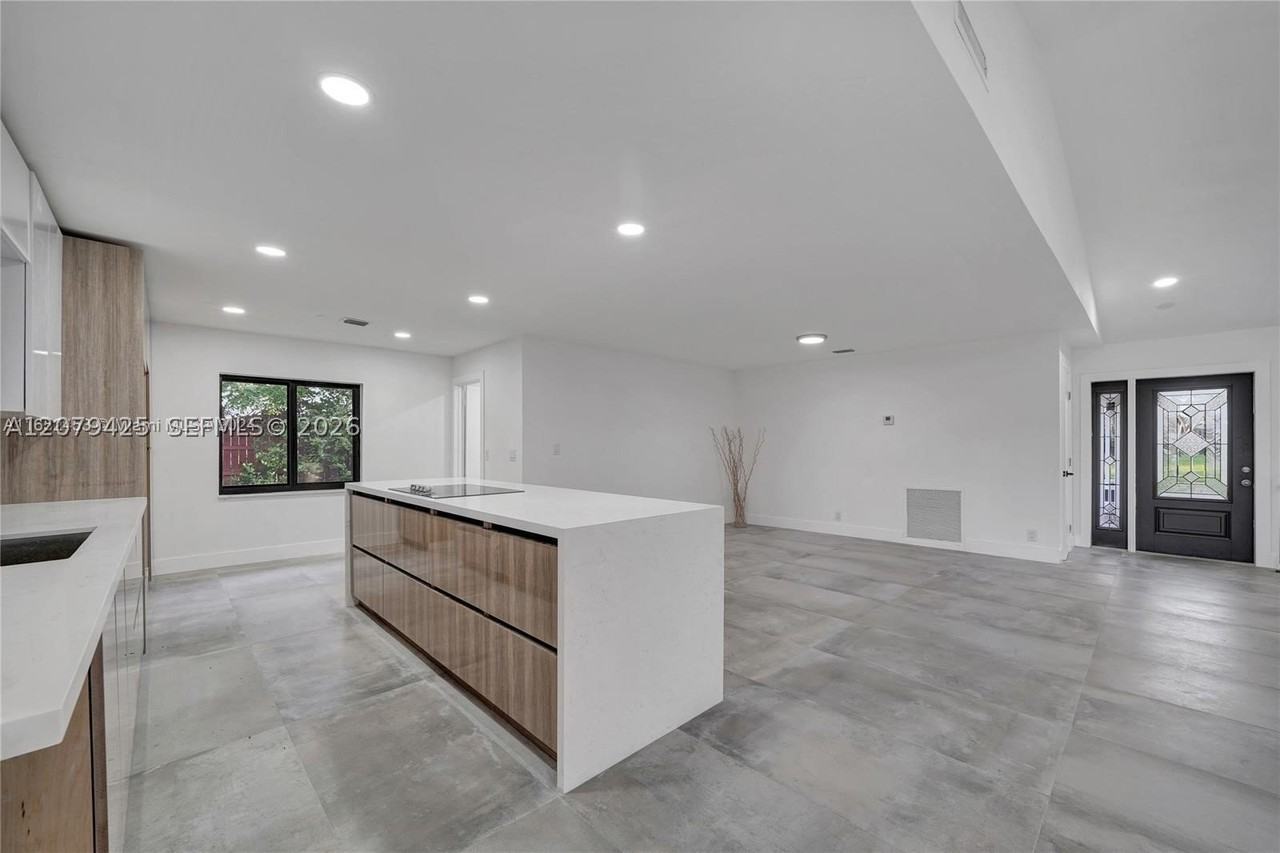 3352 Lakeview Blvd - Photo 4 of 32