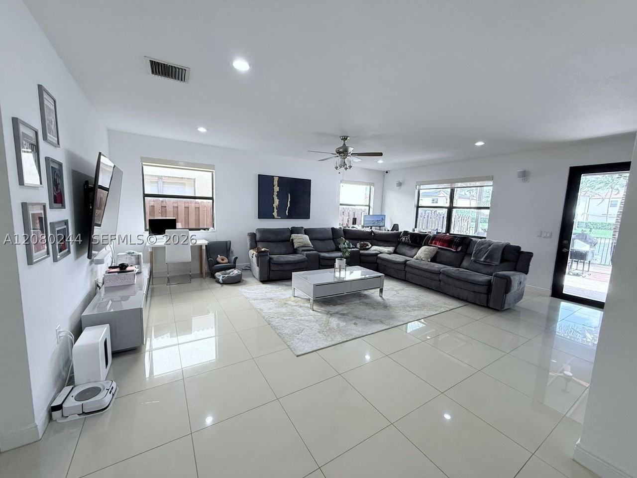 9907 Nw 87th Ter - Photo 5 of 27