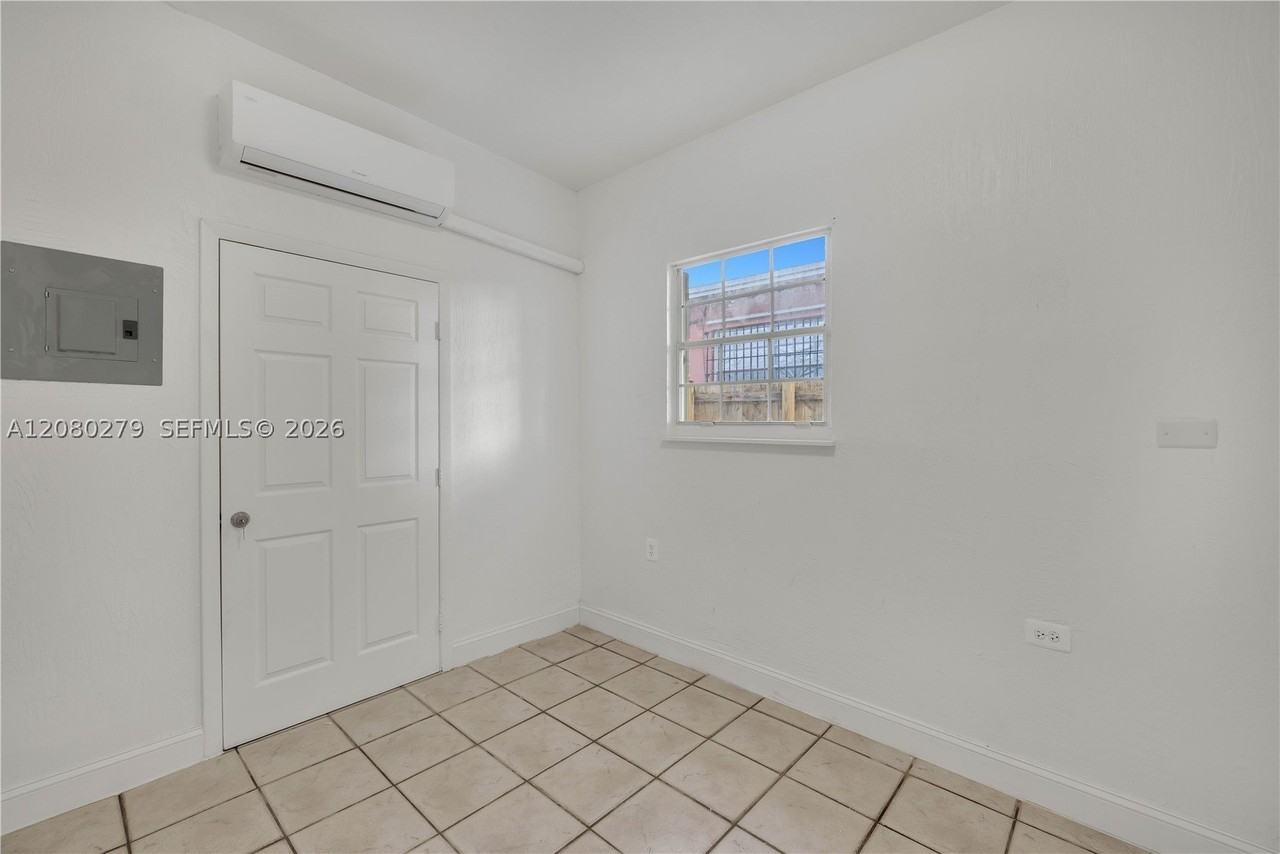 536 Nw 25th Ave #C - Photo 4 of 22