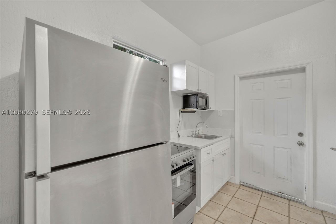 536 Nw 25th Ave #C - Photo 5 of 22