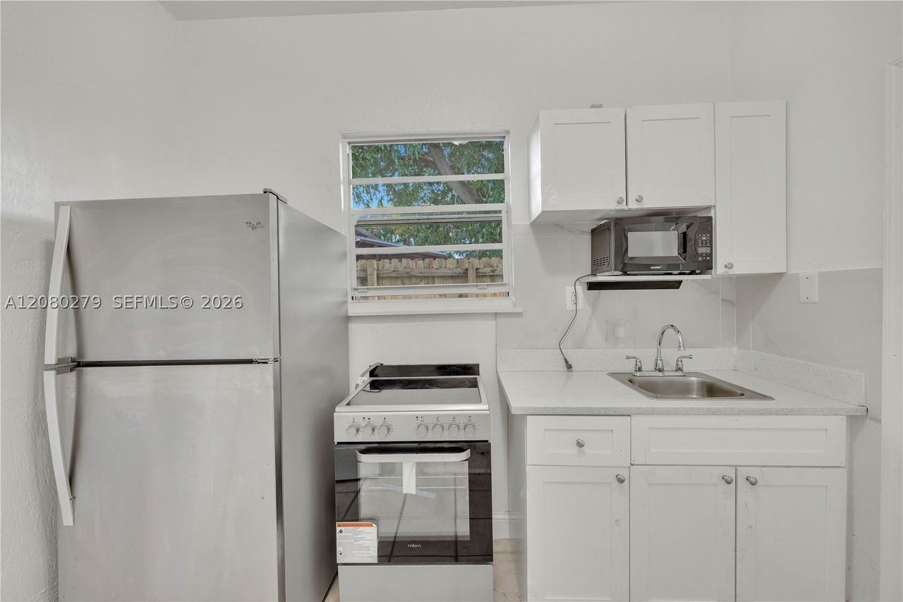 536 Nw 25th Ave #C - Photo 6 of 22