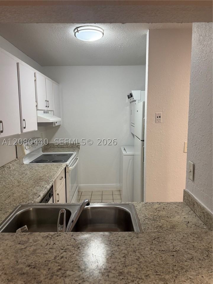838 Twin Lakes Dr #19E - Photo 5 of 18