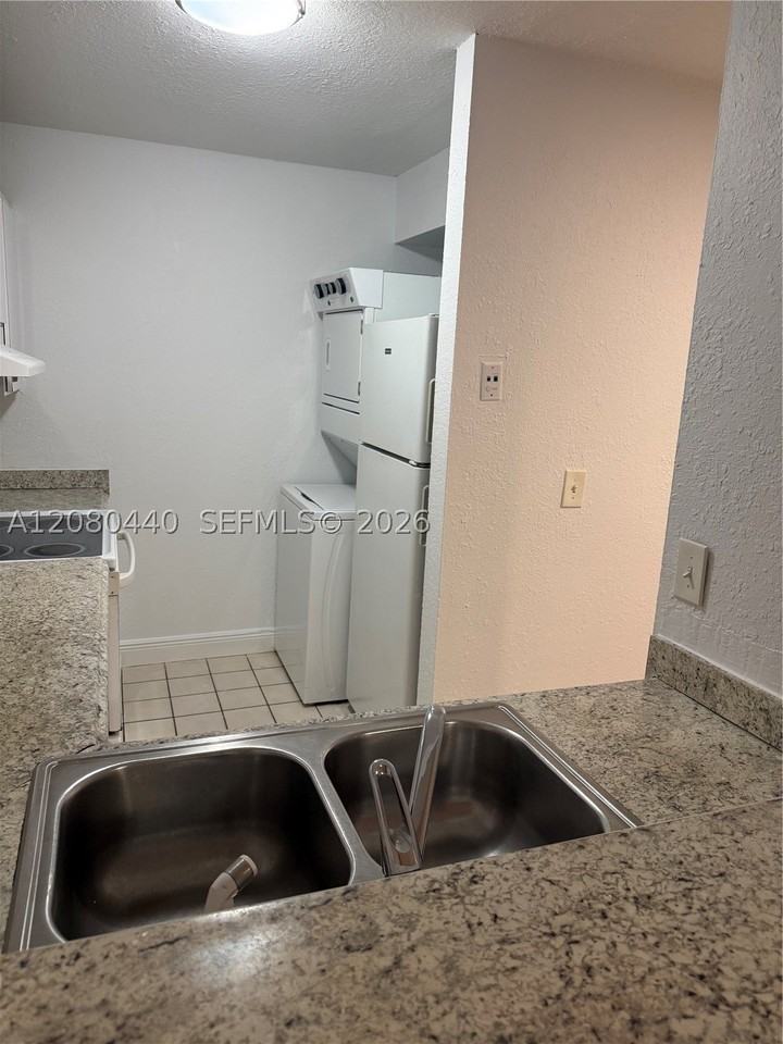 838 Twin Lakes Dr #19E - Photo 6 of 18