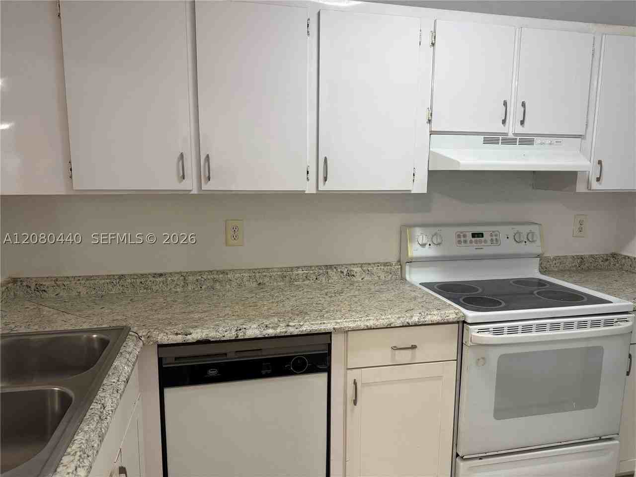 838 Twin Lakes Dr #19E - Photo 7 of 18