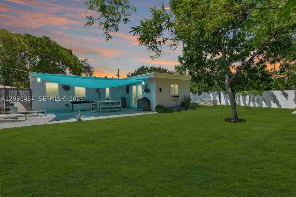 1945 S Hibiscus Dr - Photo 2 of 14