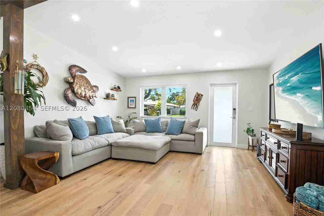 1945 S Hibiscus Dr - Photo 4 of 14