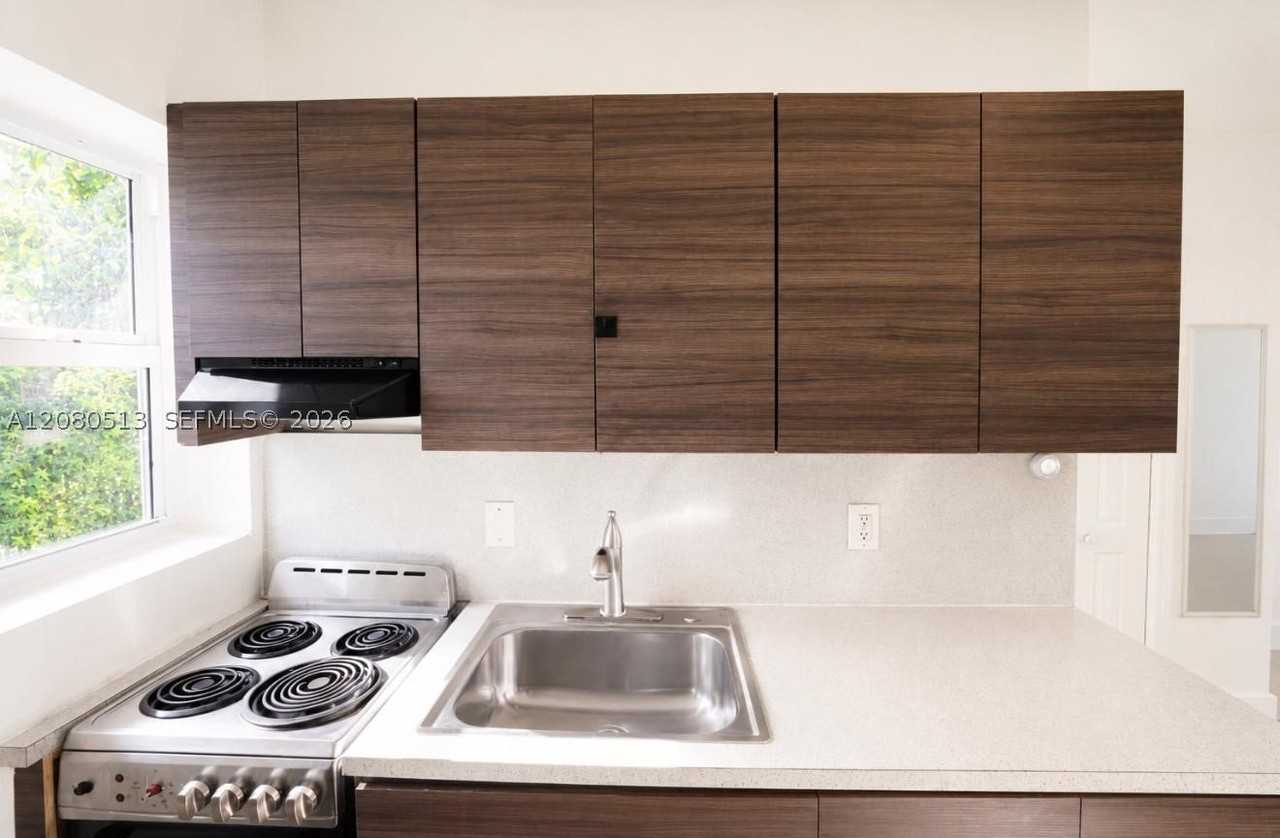 551 Ne 61st St #3 - Photo 2 of 7