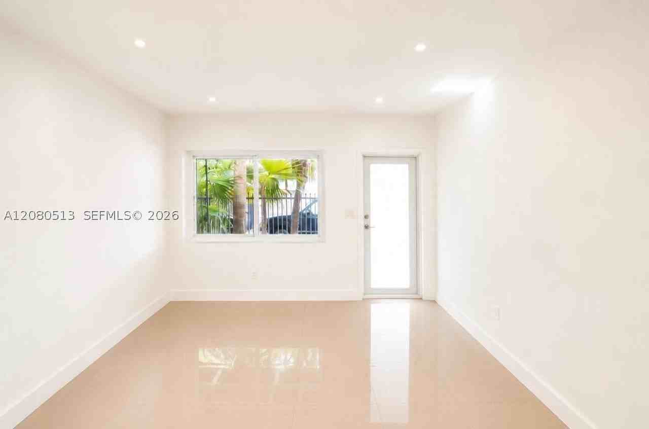 551 Ne 61st St #3 - Photo 4 of 7