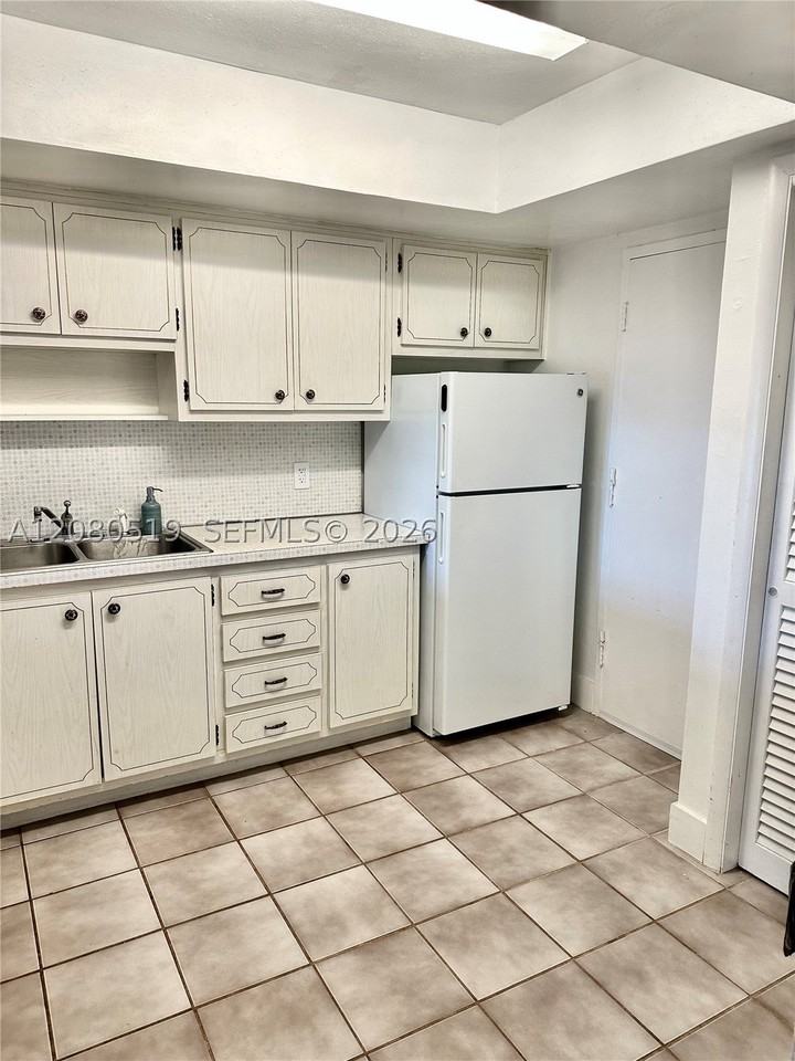 1400 Ne 169th St #305 - Photo 2 of 13