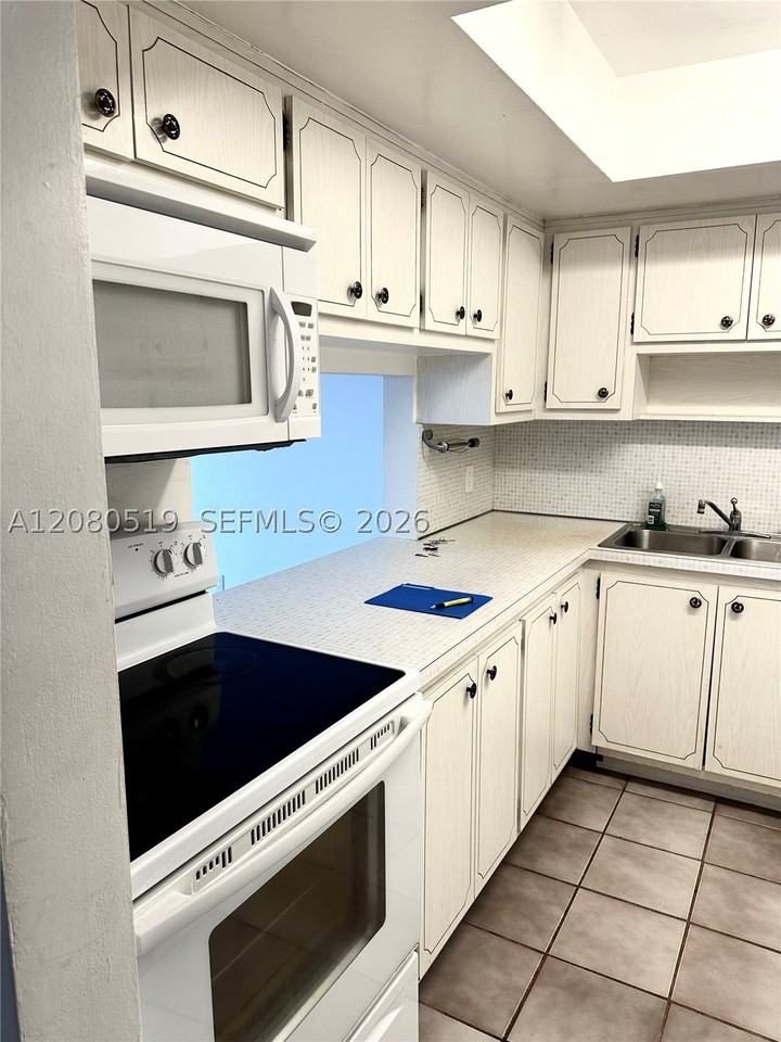 1400 Ne 169th St #305 - Photo 3 of 13