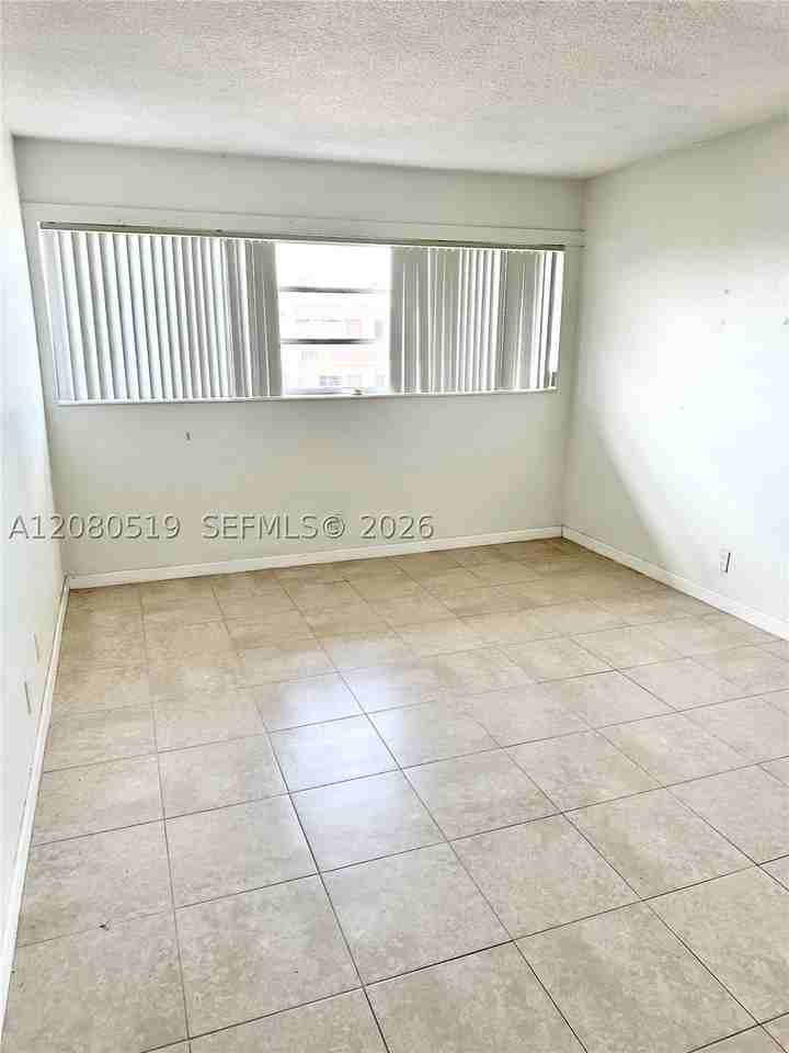 1400 Ne 169th St #305 - Photo 6 of 13