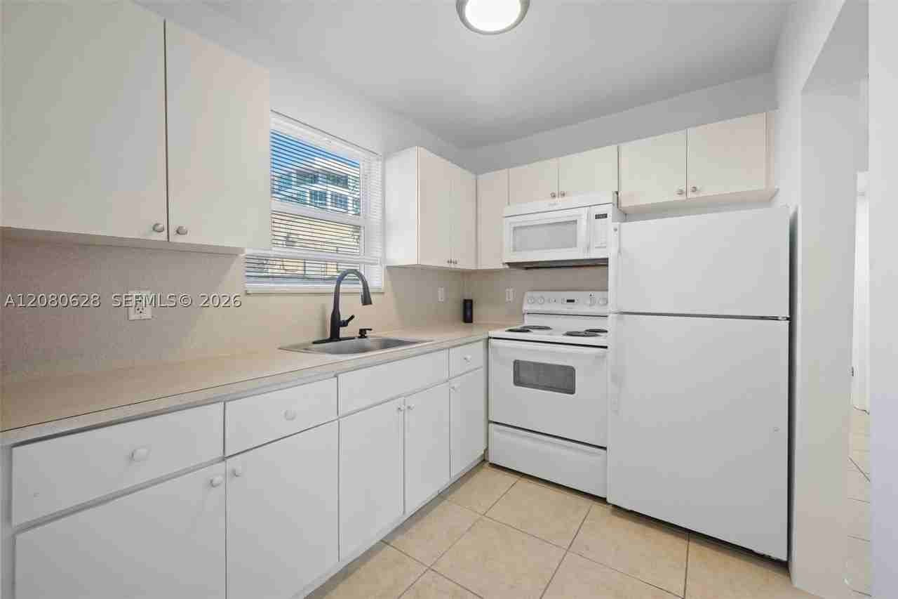 577 Ne 82nd St #15 - Photo 4 of 22