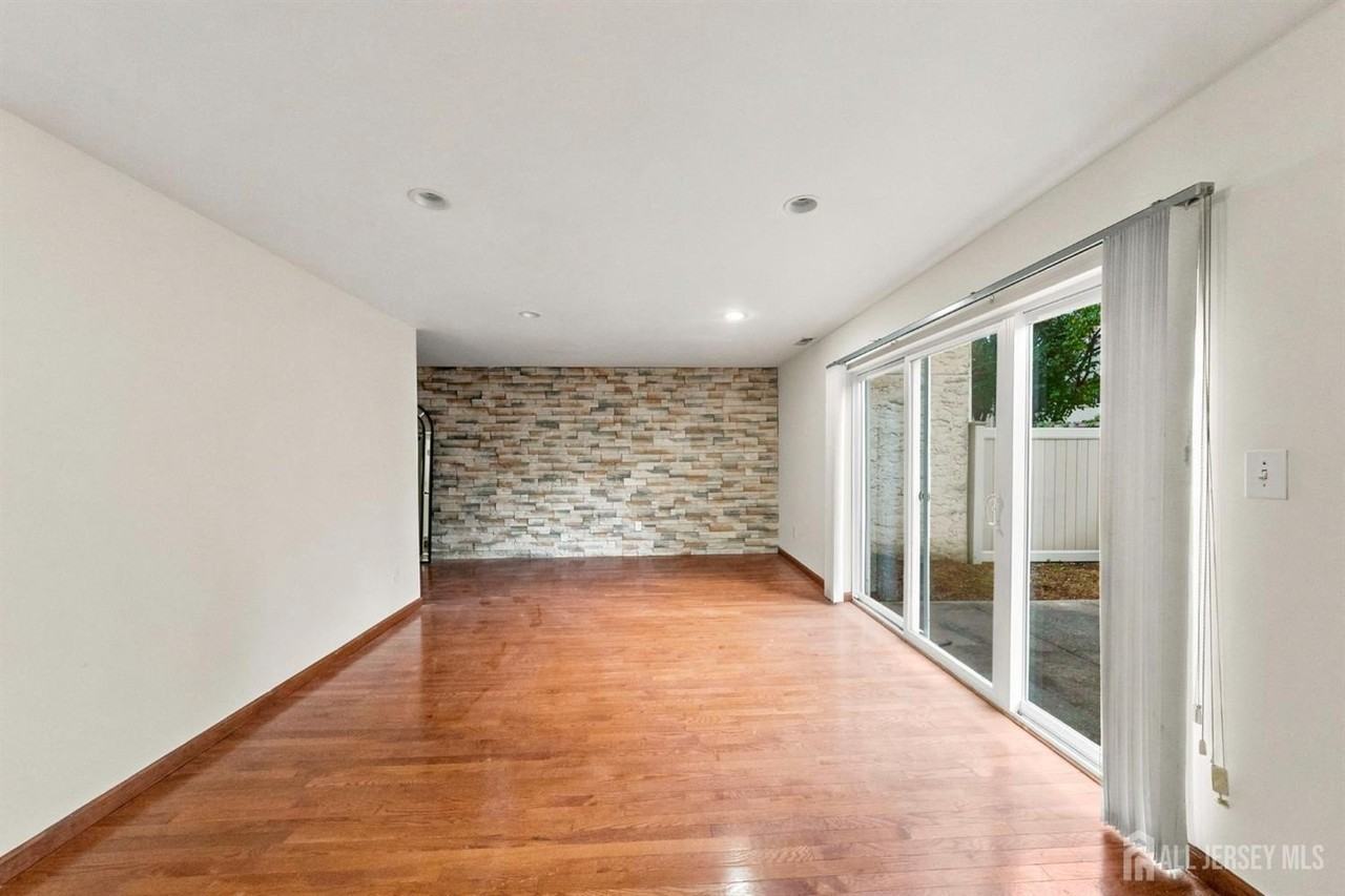 89 Tennyson Dr - Photo 4 of 20