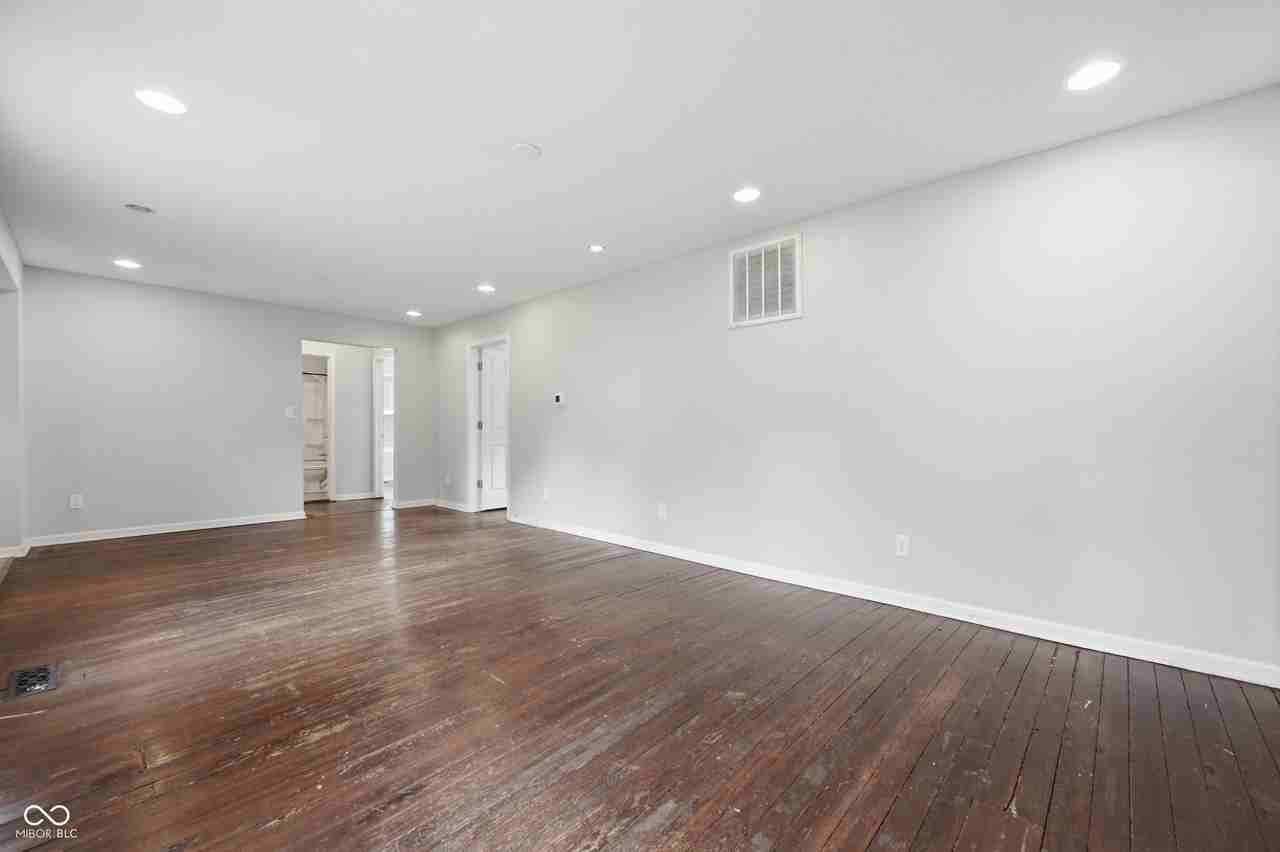 560 E Highland St - Photo 5 of 30