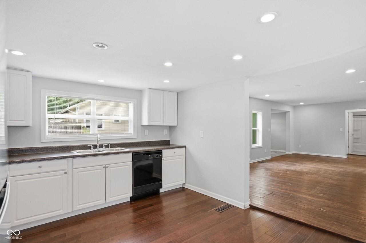 560 E Highland St - Photo 6 of 30