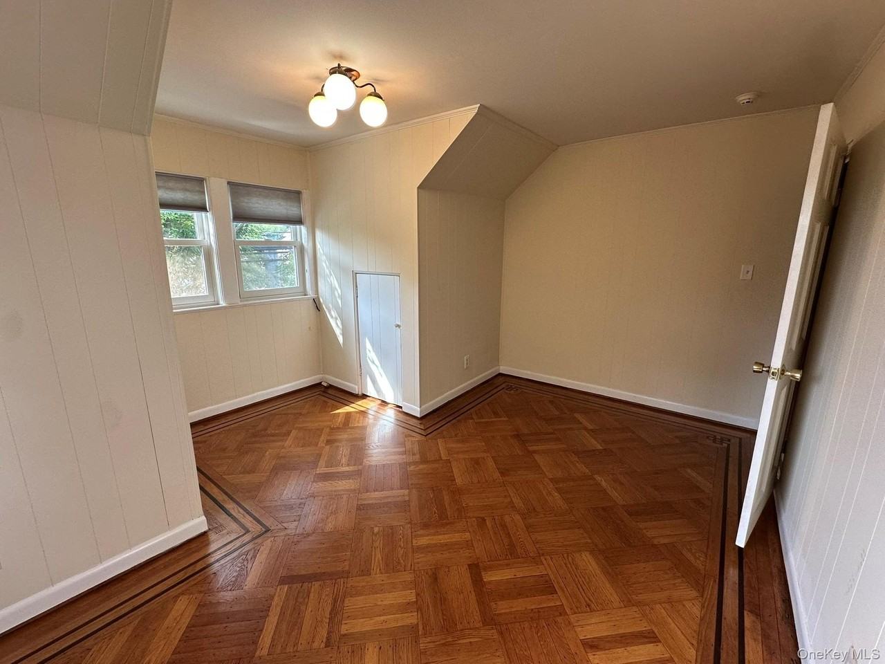 215 Conklin St - Photo 2 of 18