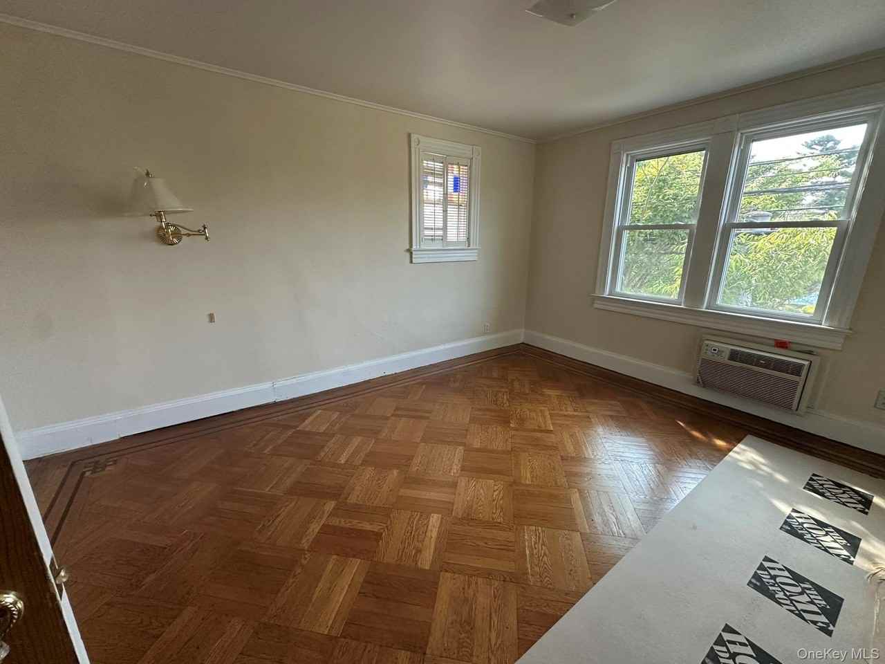 215 Conklin St - Photo 3 of 18