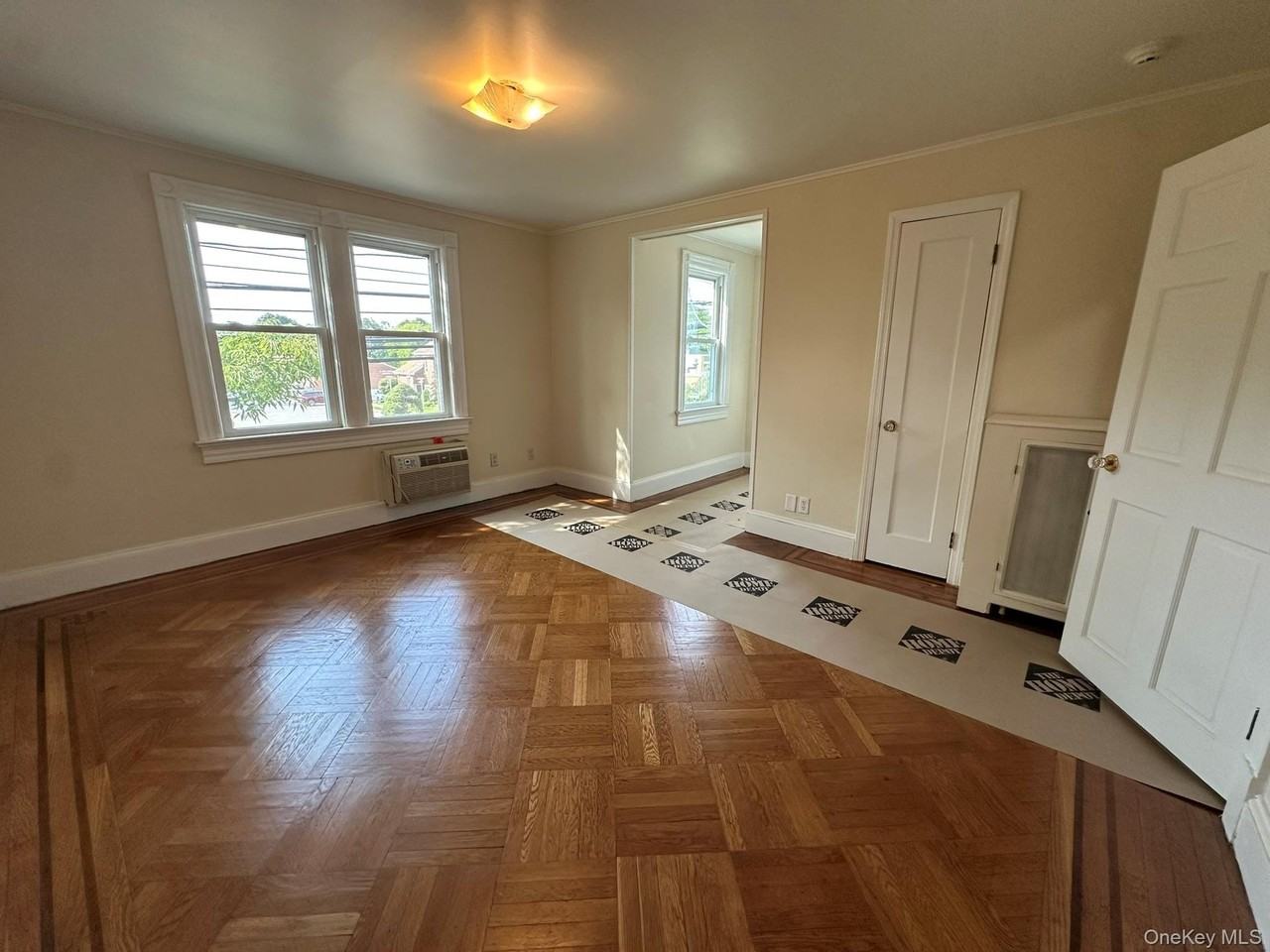 215 Conklin St - Photo 4 of 18