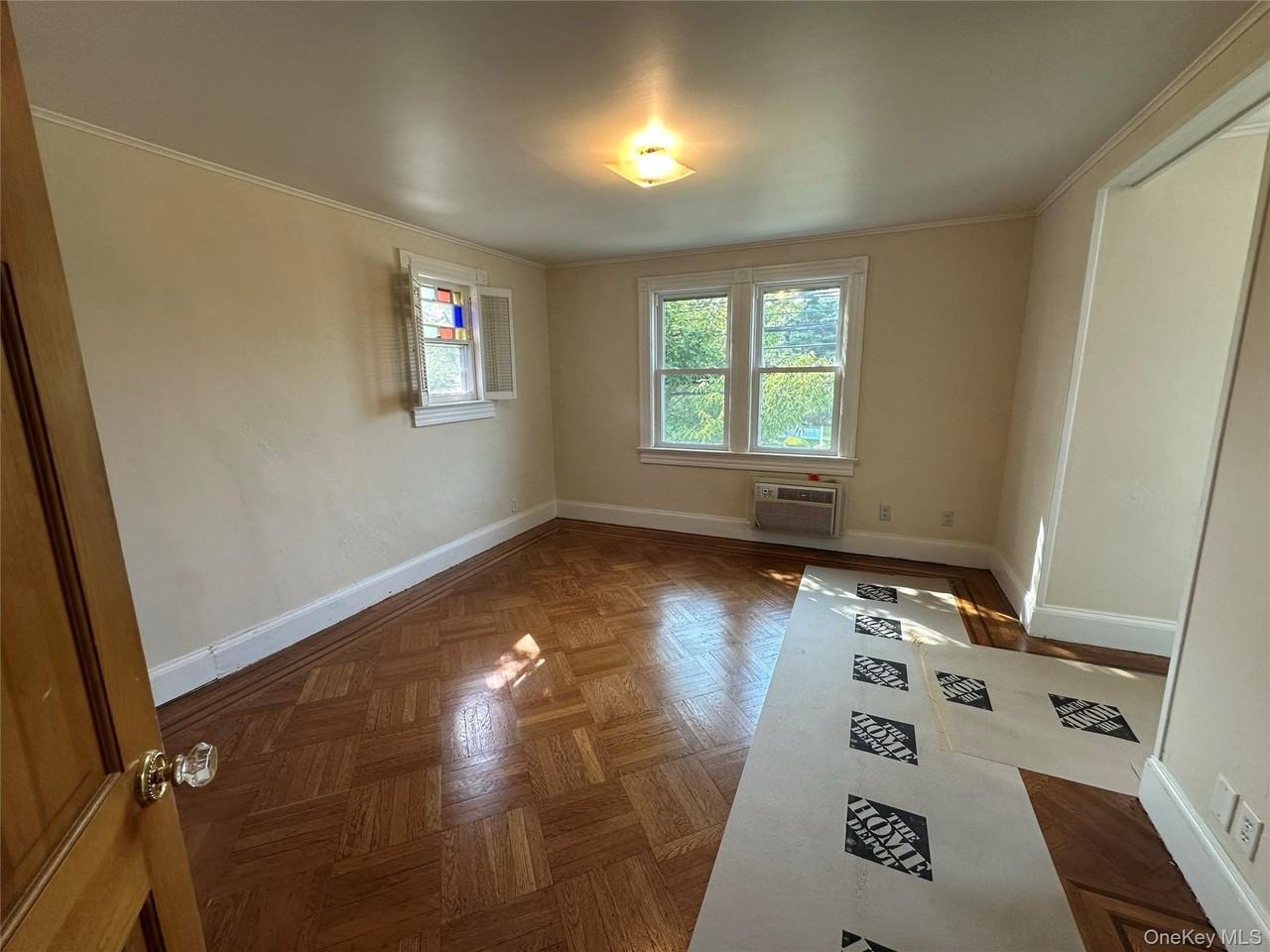 215 Conklin St - Photo 5 of 18