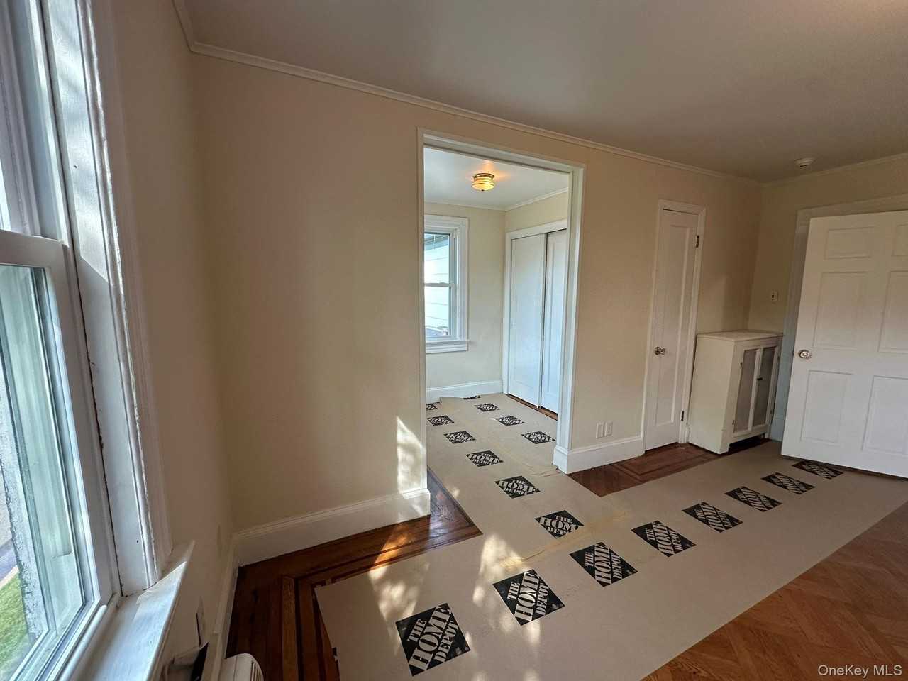 215 Conklin St - Photo 6 of 18