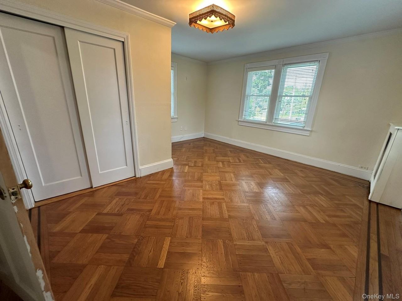 215 Conklin St - Photo 7 of 18