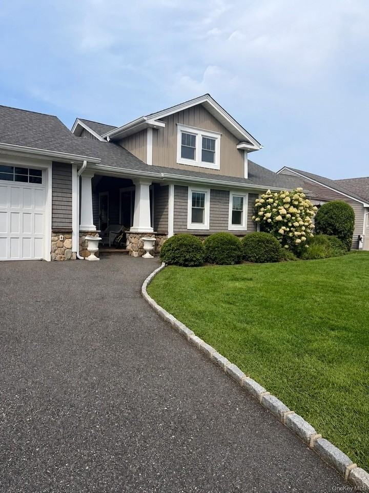 902 Manor Ln