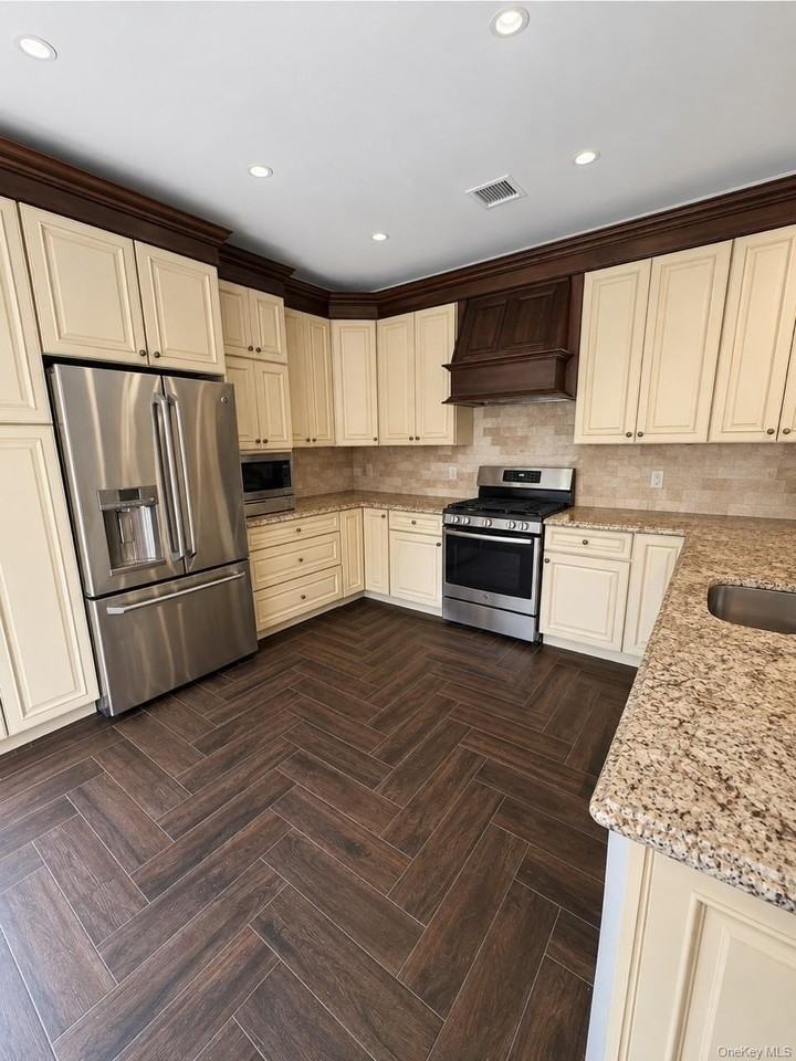 902 Manor Ln - Photo 2 of 5