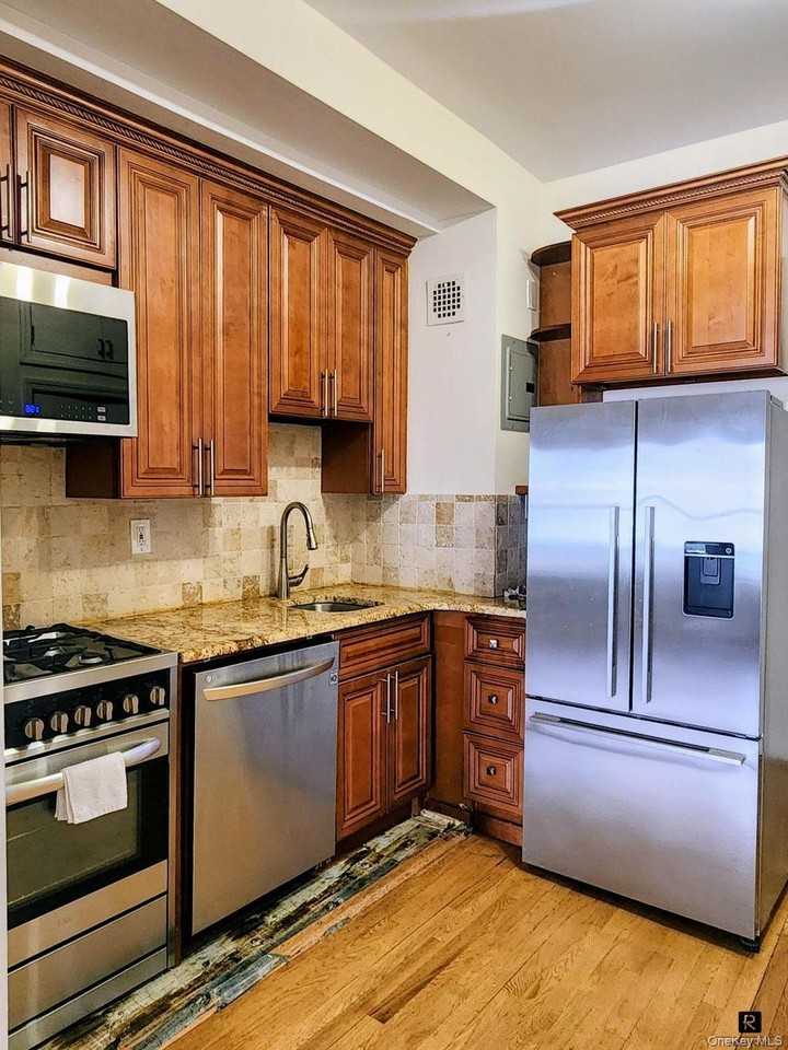 344 E 58th St #2A - Photo 3 of 7