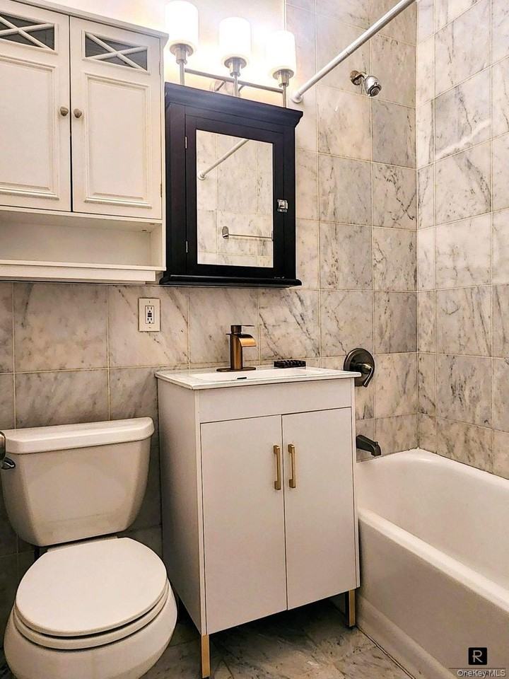 344 E 58th St #2A - Photo 4 of 7