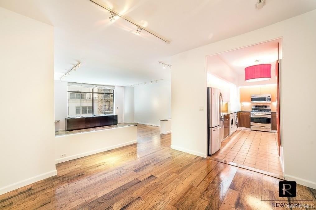 525 E 80th St #7D - Photo 3 of 4
