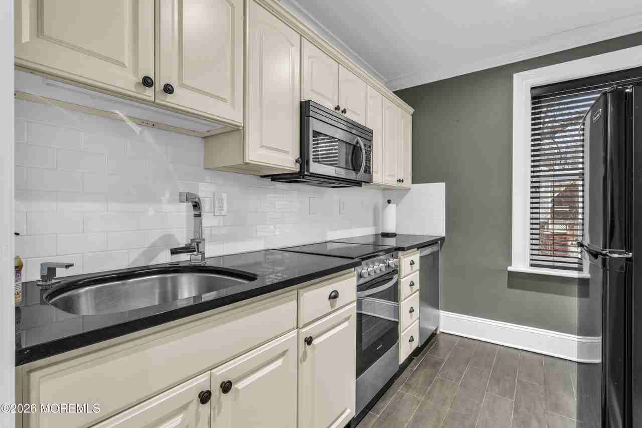 205 Bay Ave #2 - Photo 7 of 11
