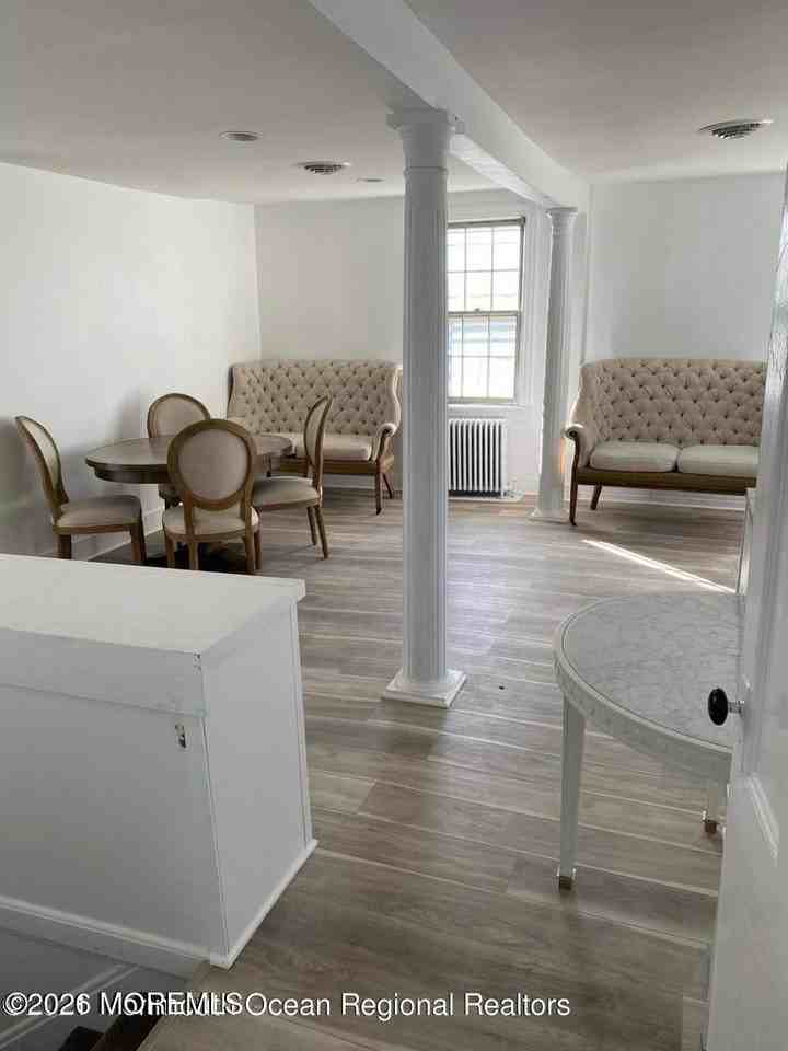 1195 Lincoln Sq - Photo 2 of 8