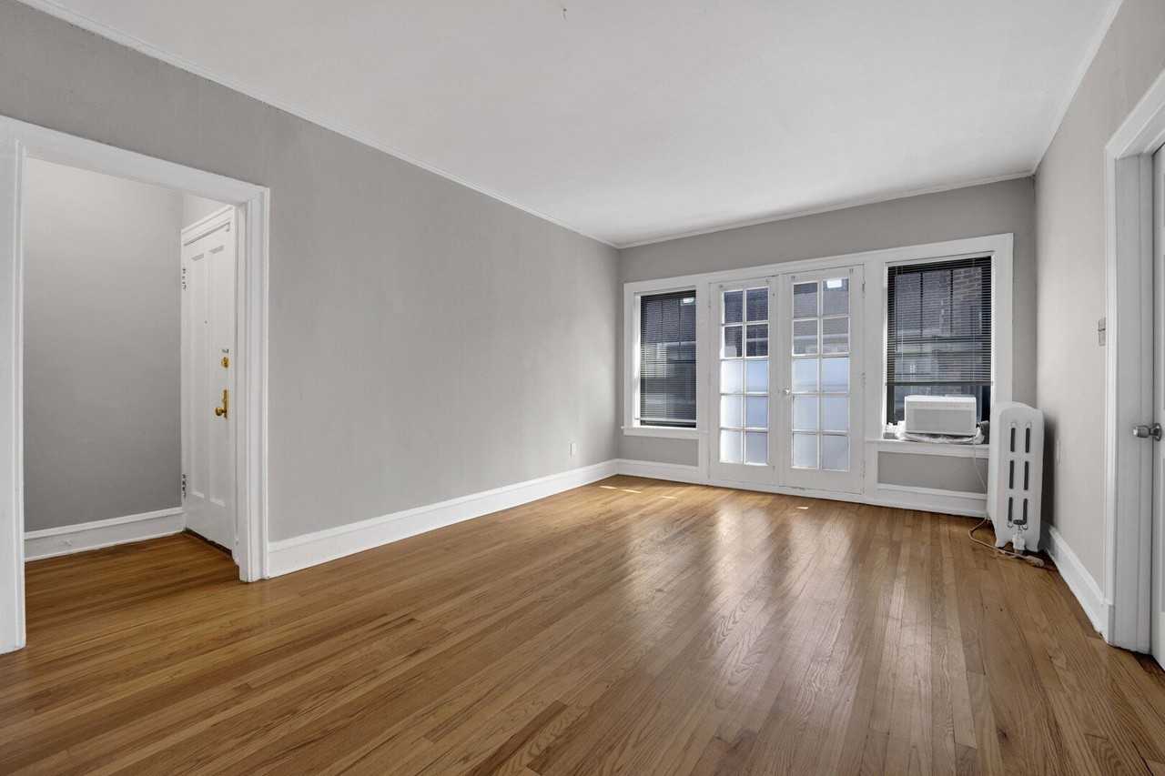 1239 W Greenleaf Ave #3S - Photo 2 of 17