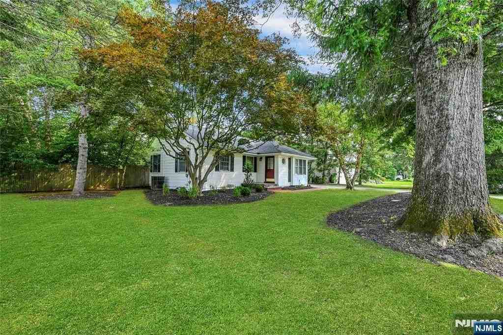 12 Leoson Pkwy - Photo 3 of 29