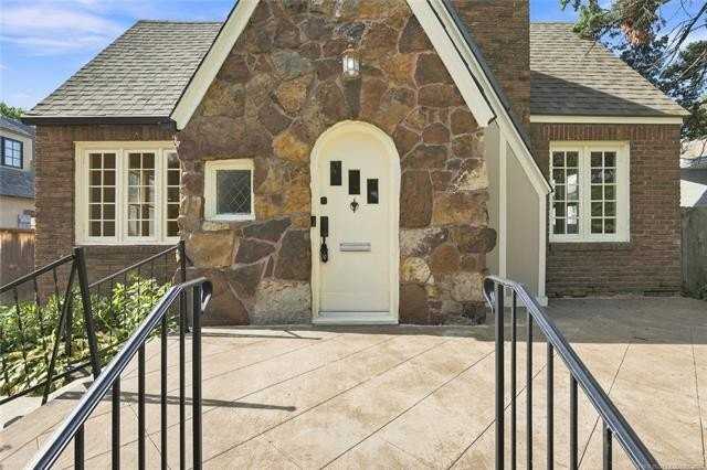 2124 E 19th St - Photo 3 of 39