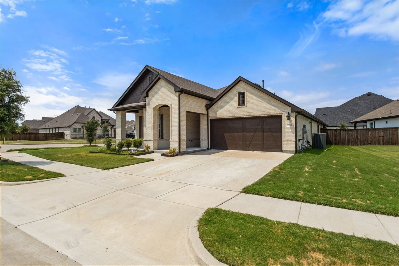 2900 Bluff Creek Dr - Photo 2 of 36