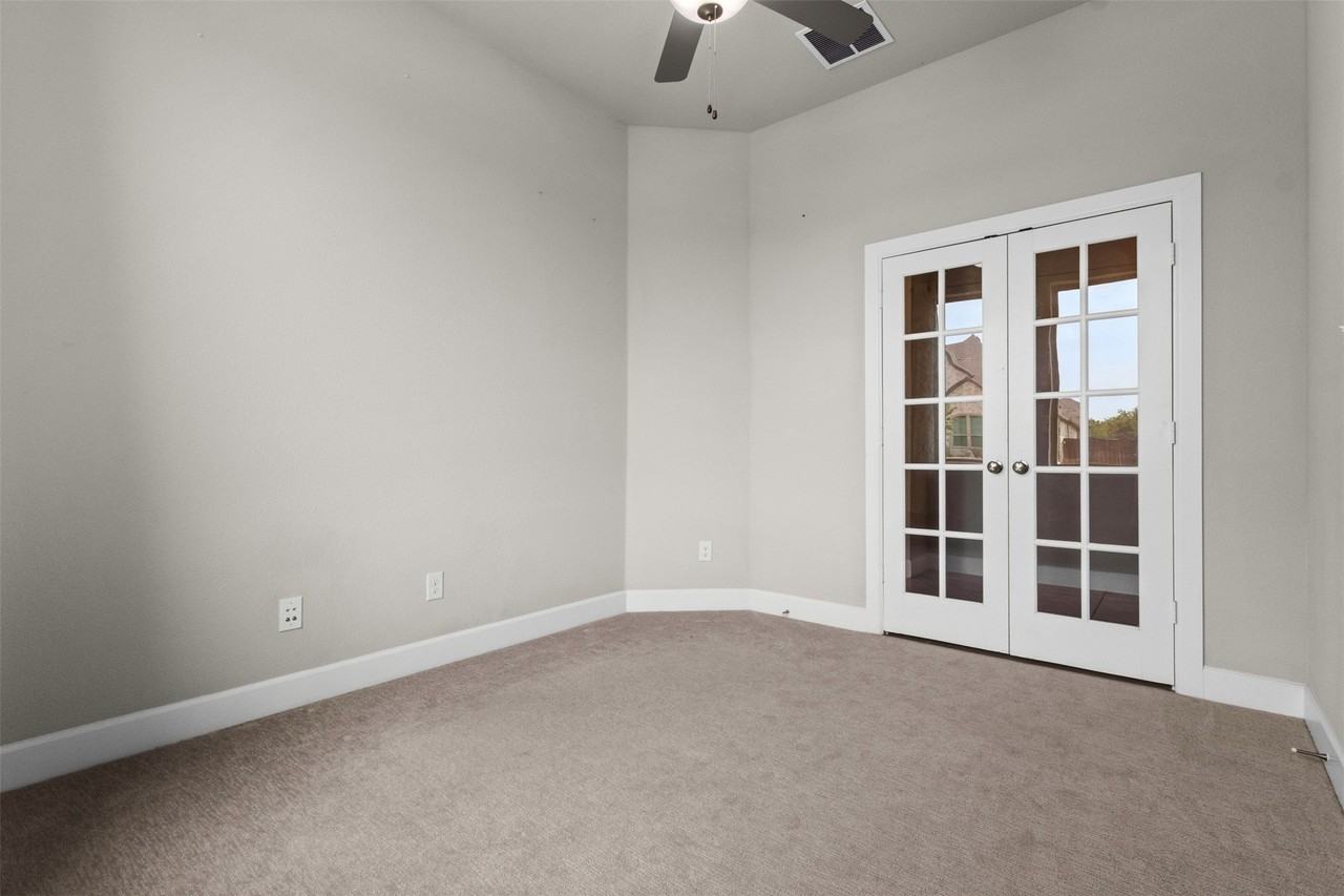 2900 Bluff Creek Dr - Photo 6 of 36